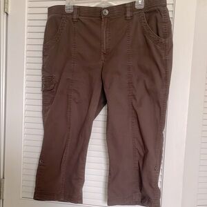 Gloria Vanderbilt Misses 16 Brown Cargo capris with line detailing.